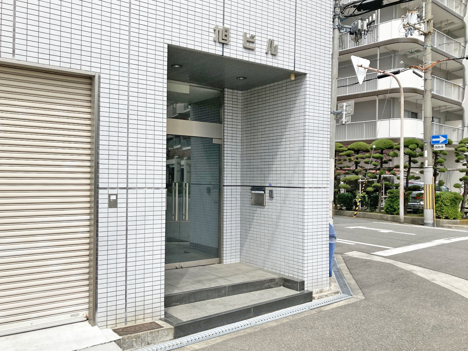 オフィスビル出入口