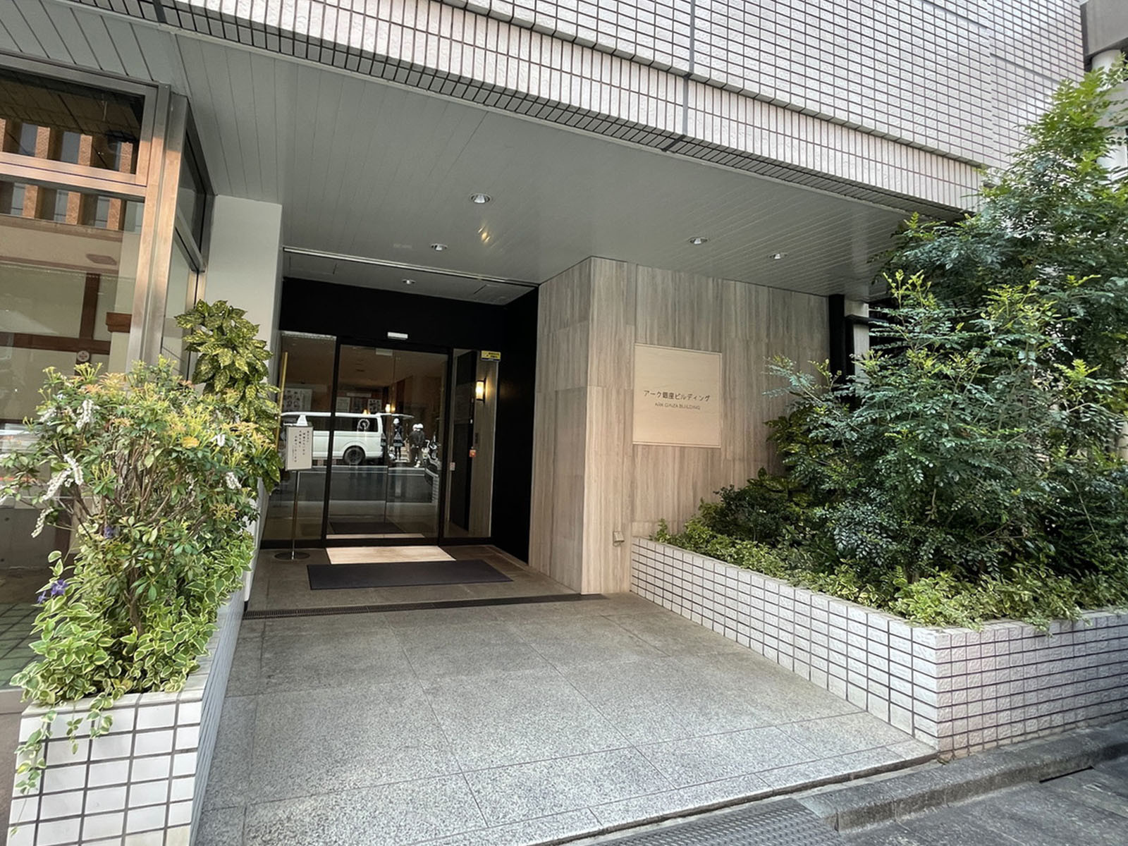 オフィスビル出入口