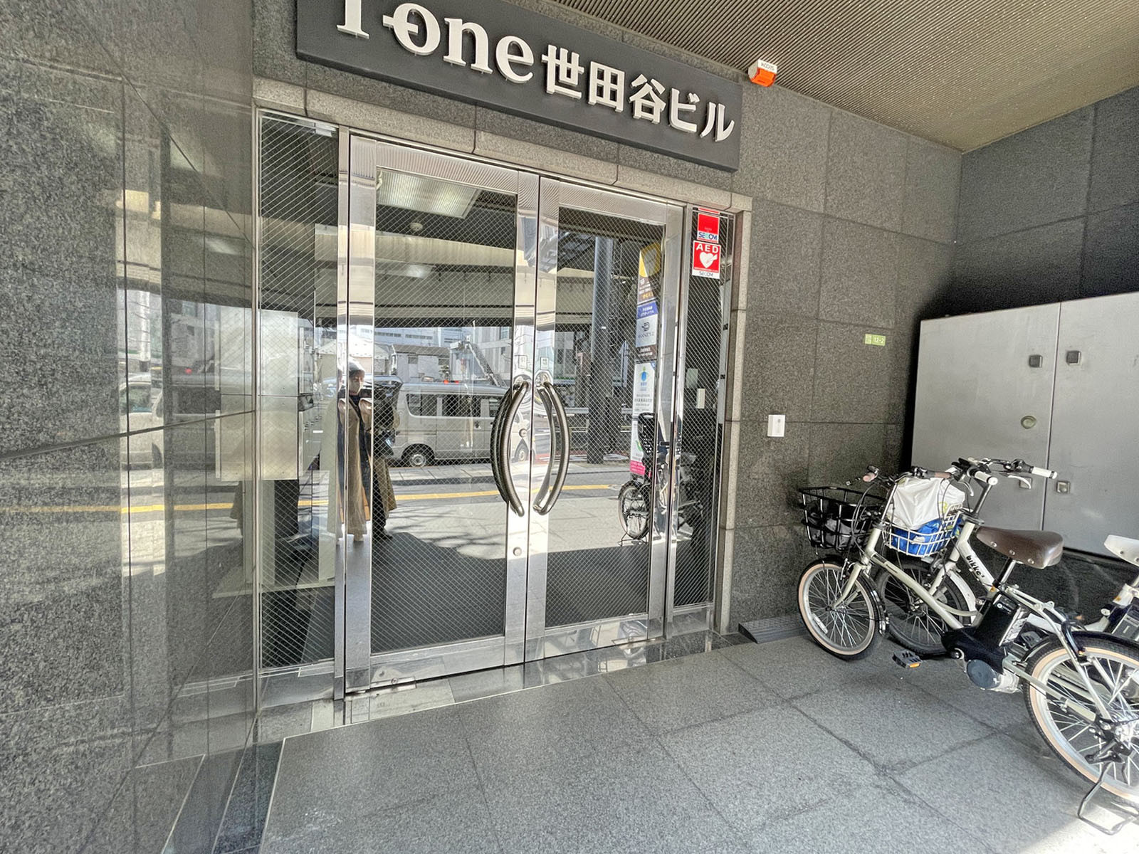 オフィスビル出入口