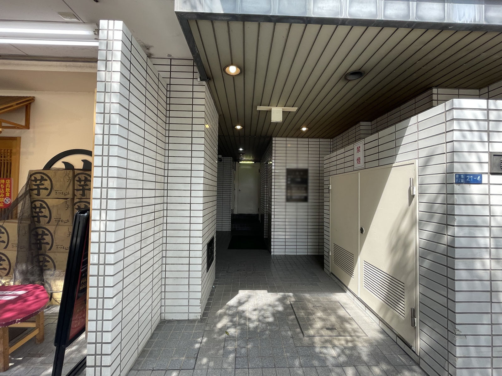 オフィスビル出入口