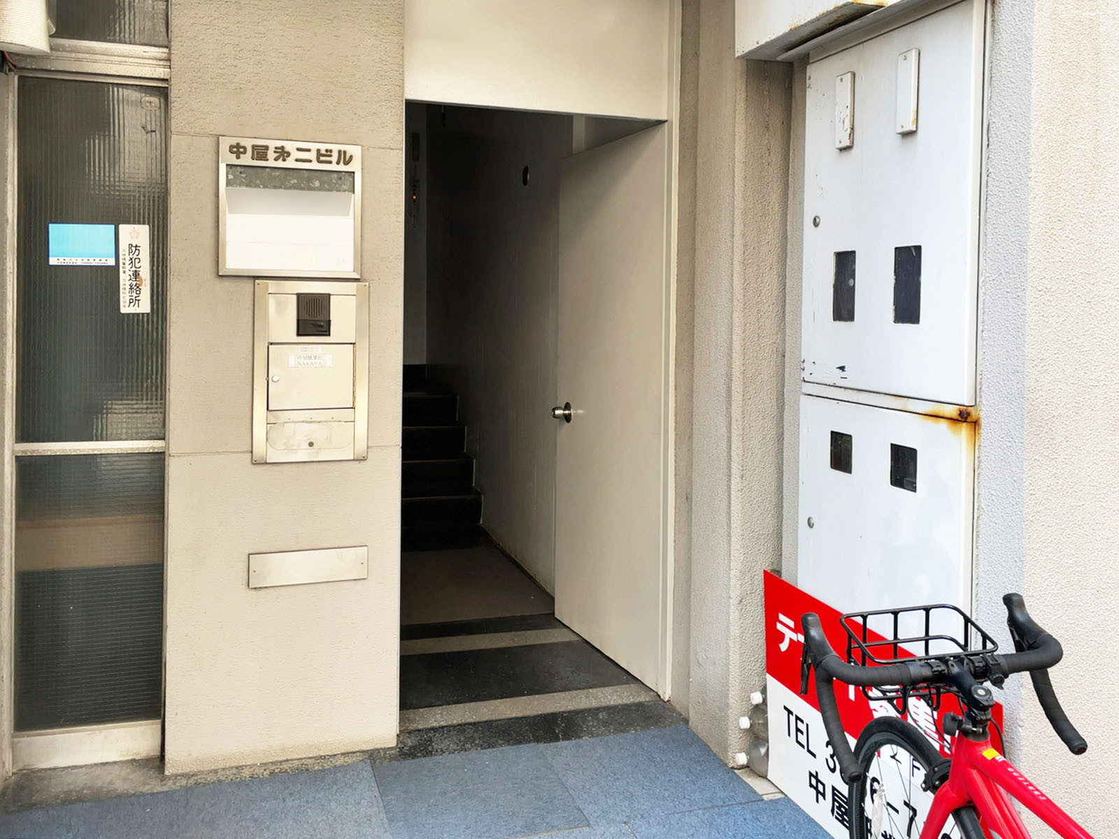オフィスビル出入口