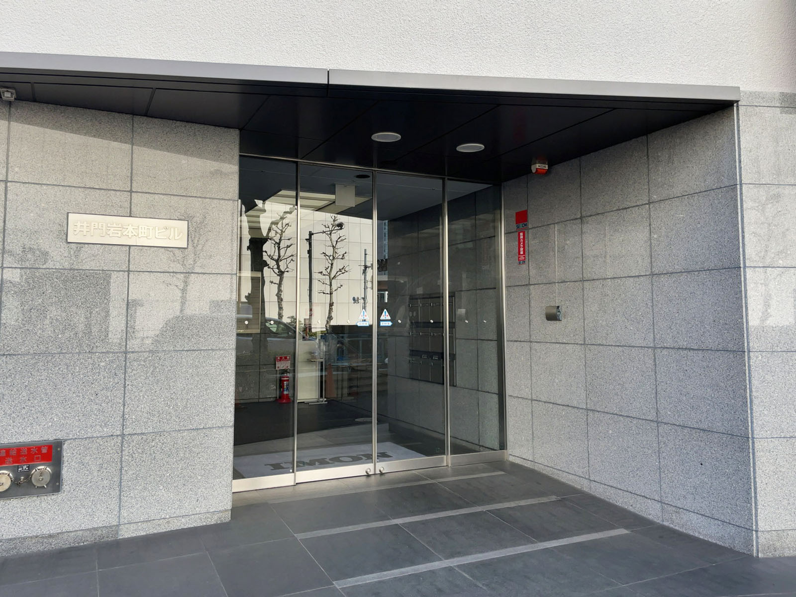 オフィスビル出入口