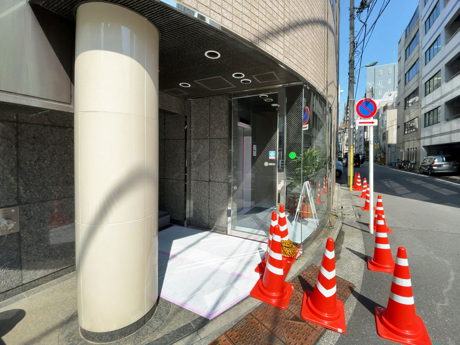 オフィスビル出入口