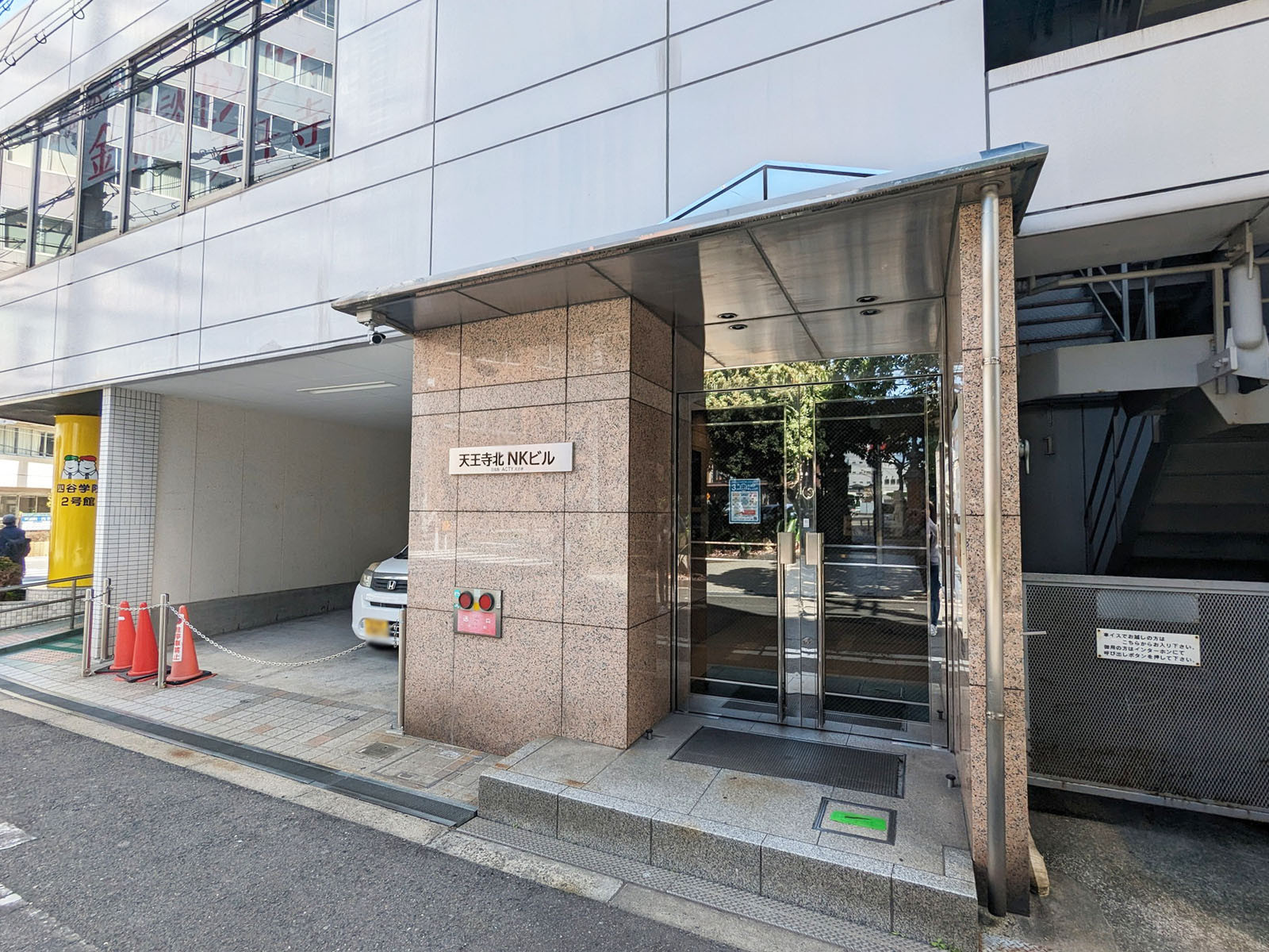オフィスビル出入口
