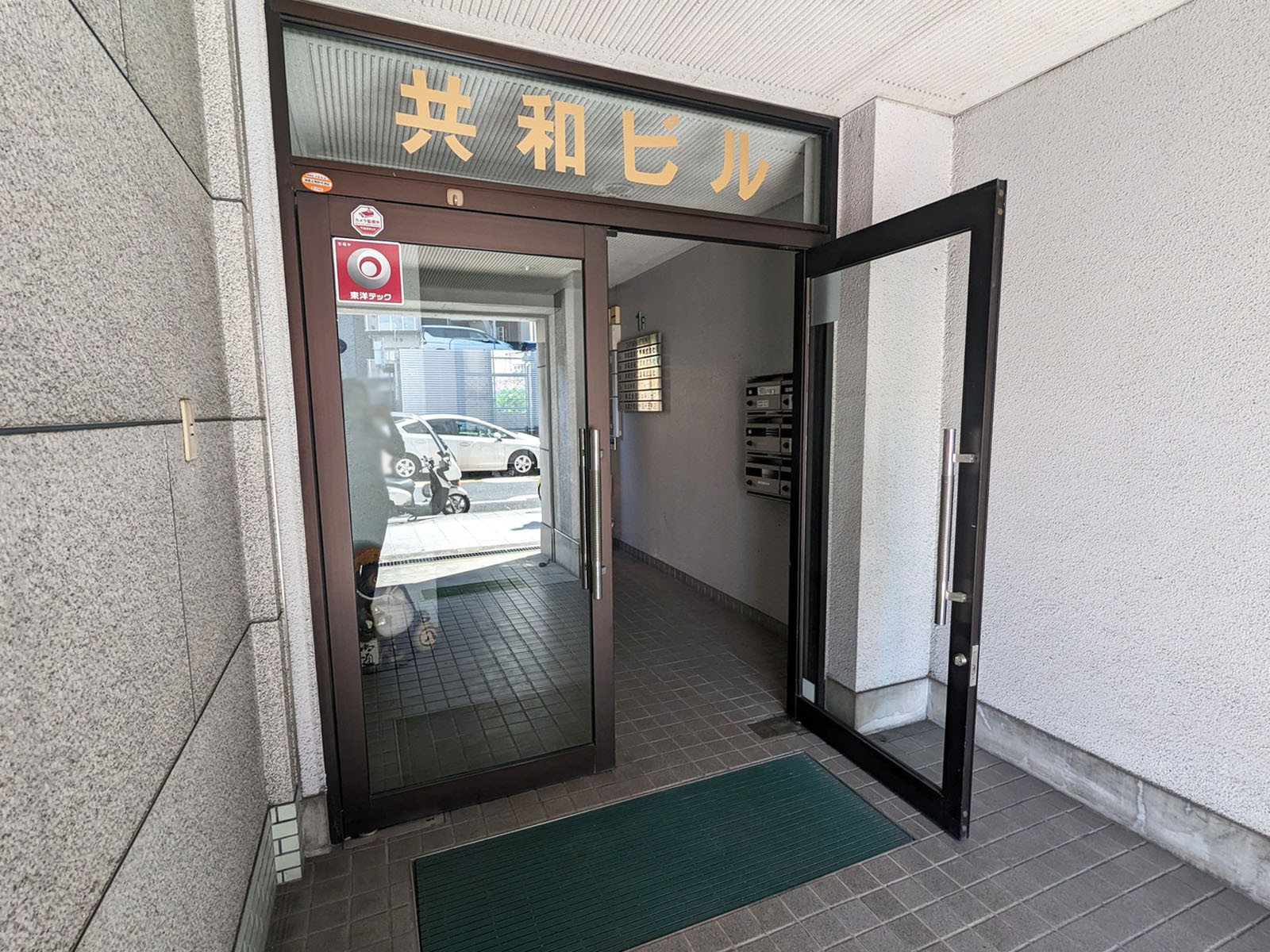 オフィスビル出入口