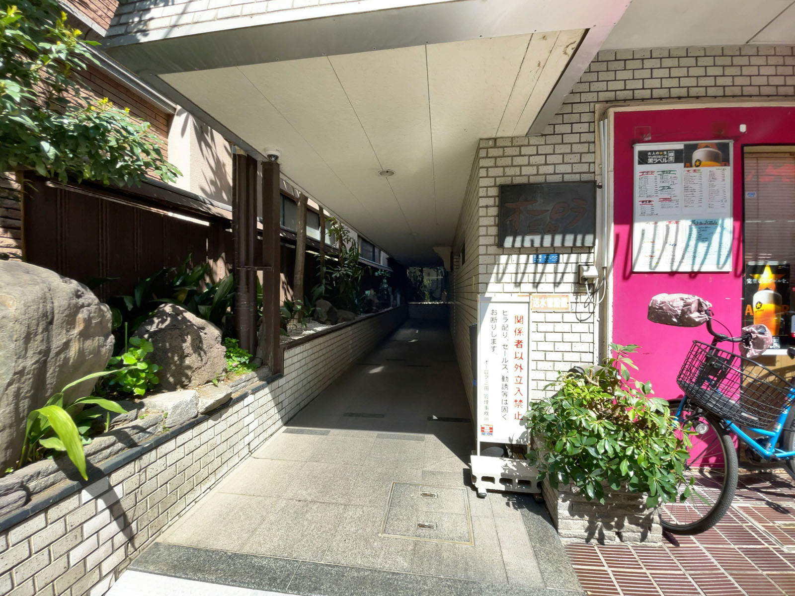 オフィスビル出入口