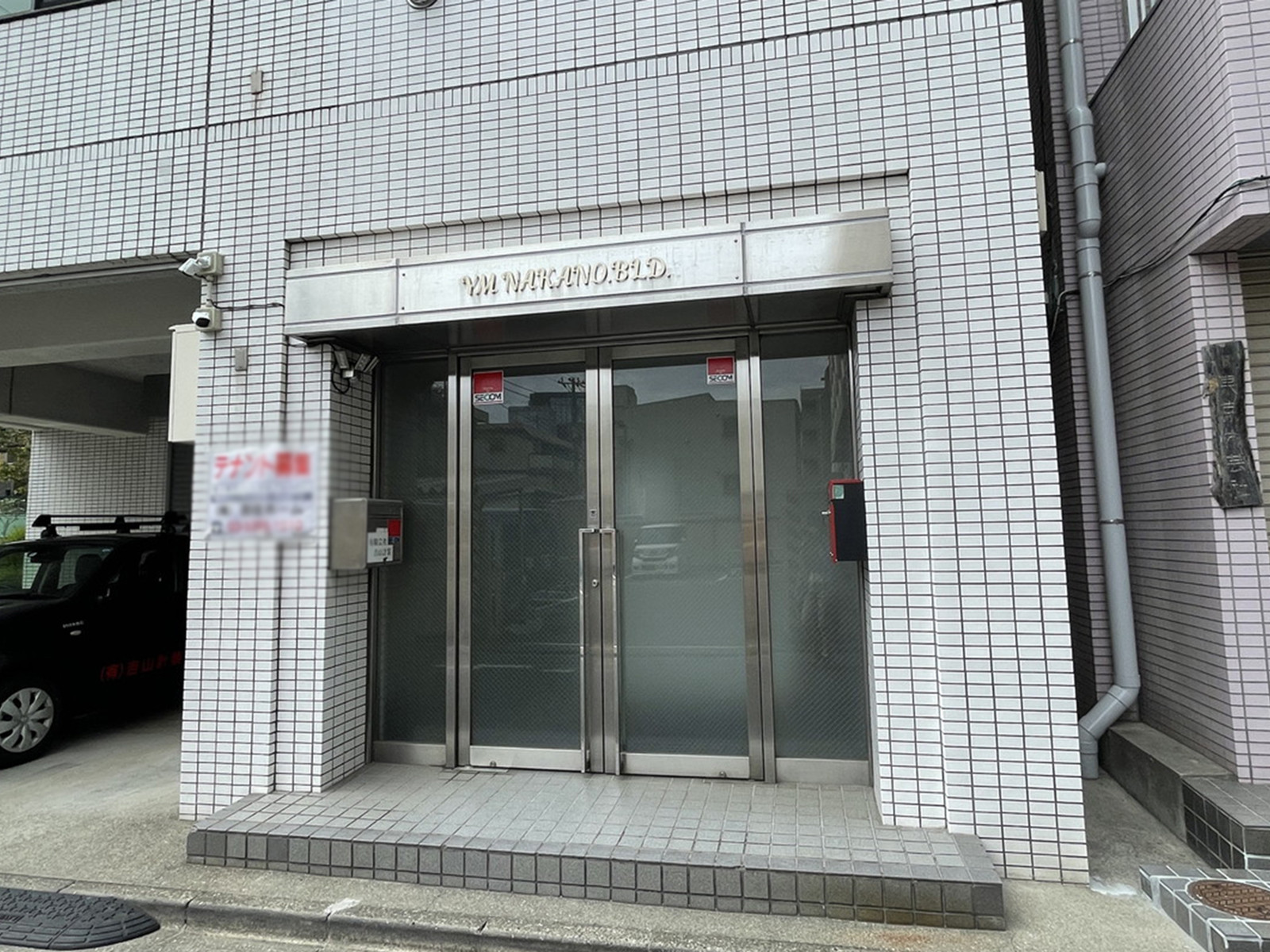オフィスビル出入口