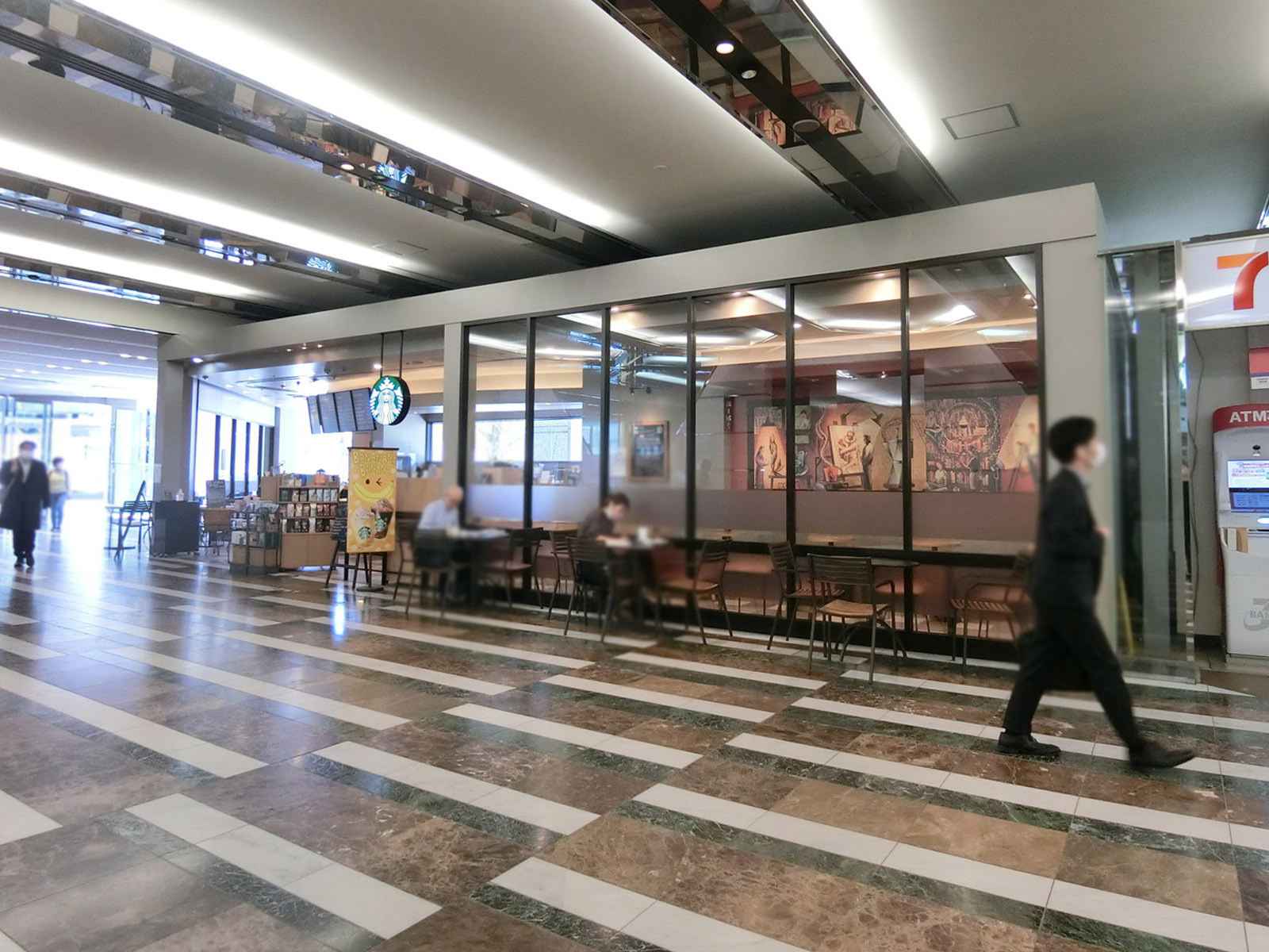 1階のスターバックス コーヒー 幕張WBG店
