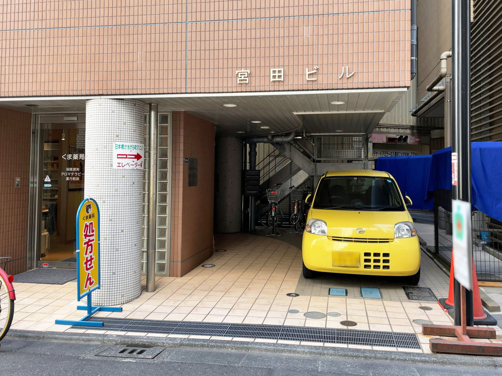 オフィスビル出入口