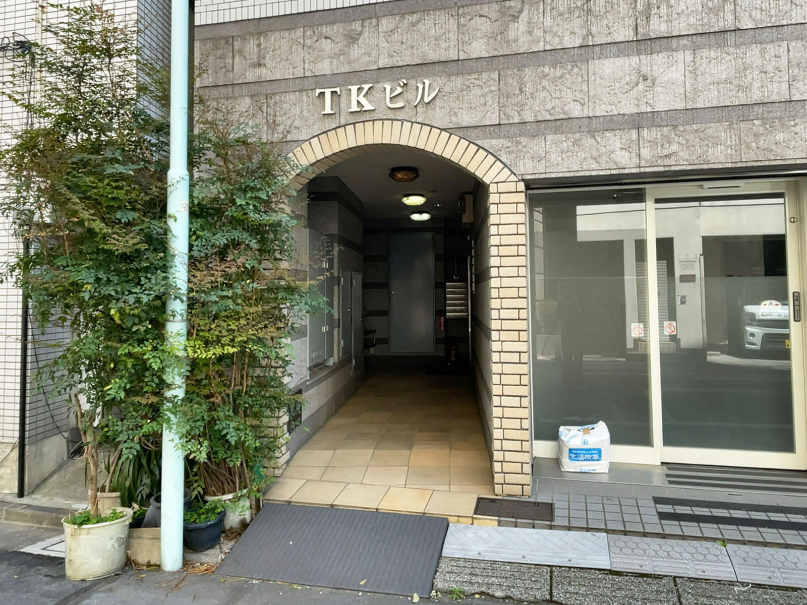 オフィスビル出入口