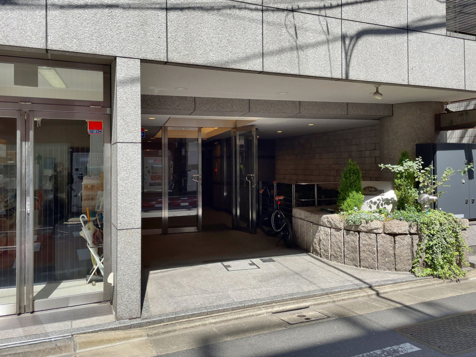 オフィスビル出入口