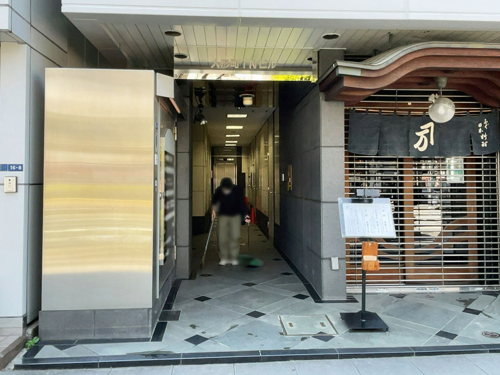 オフィスビル出入口