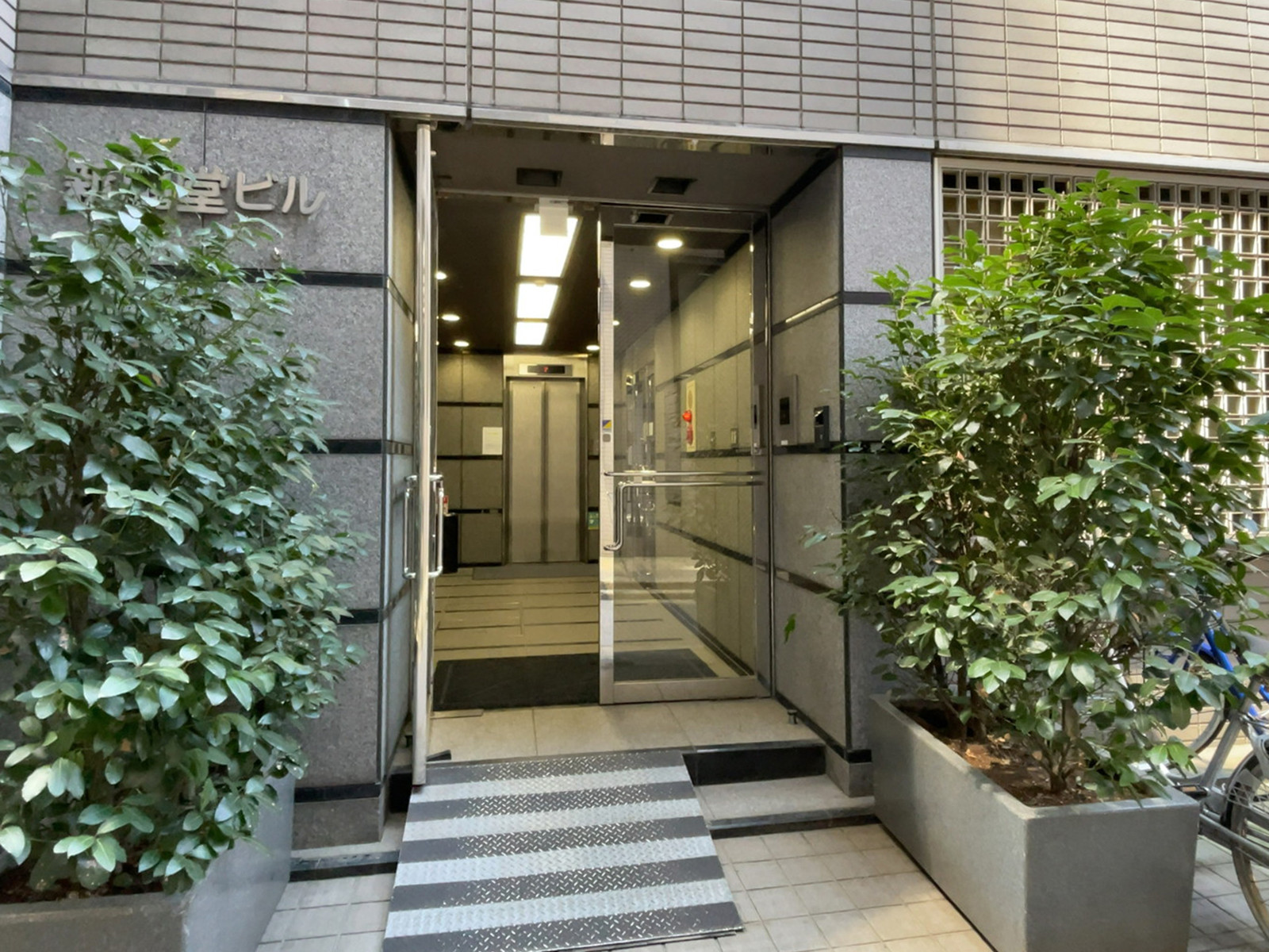 オフィスビル出入口