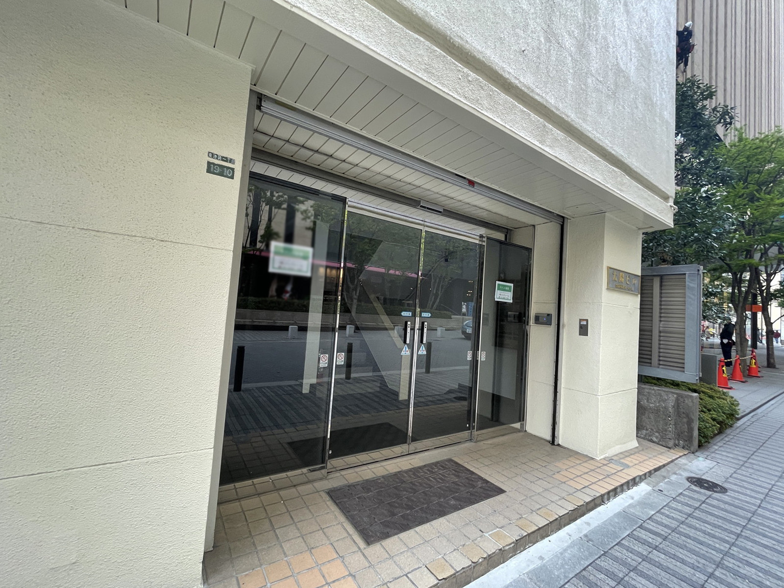 オフィスビル出入口