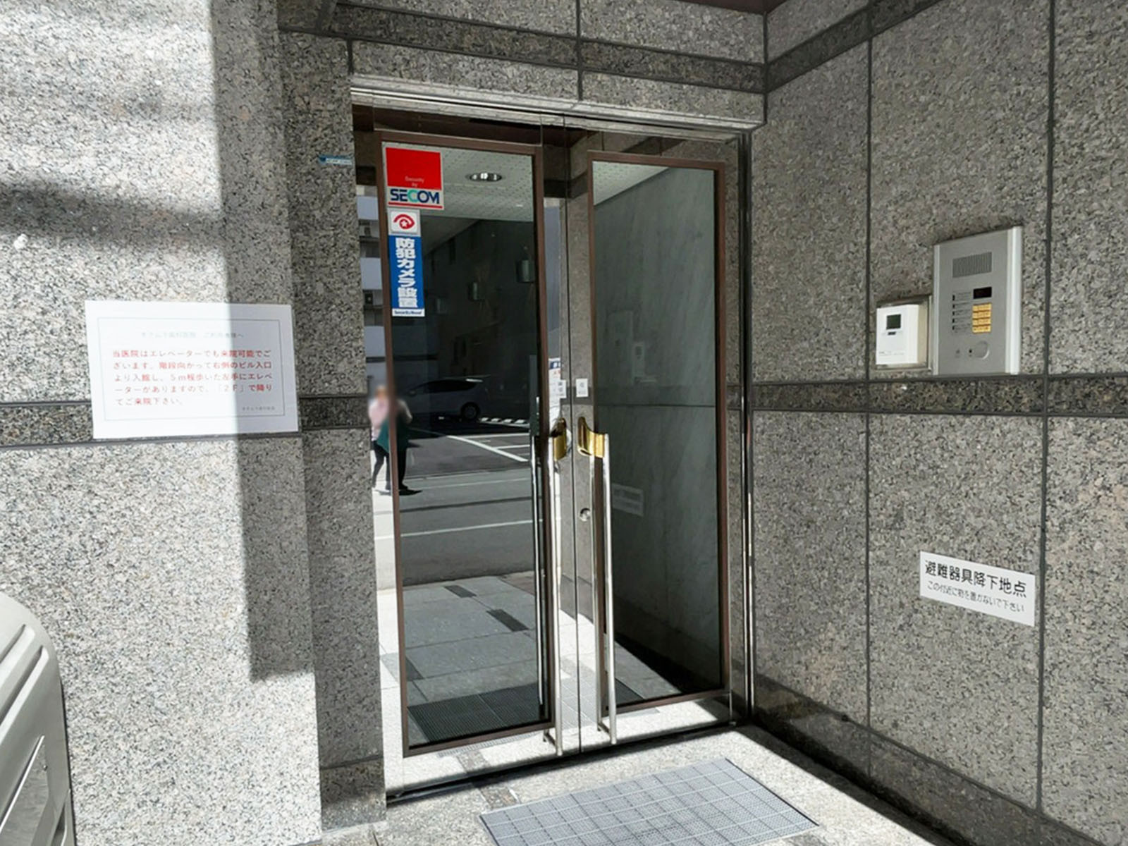 オフィスビル出入口