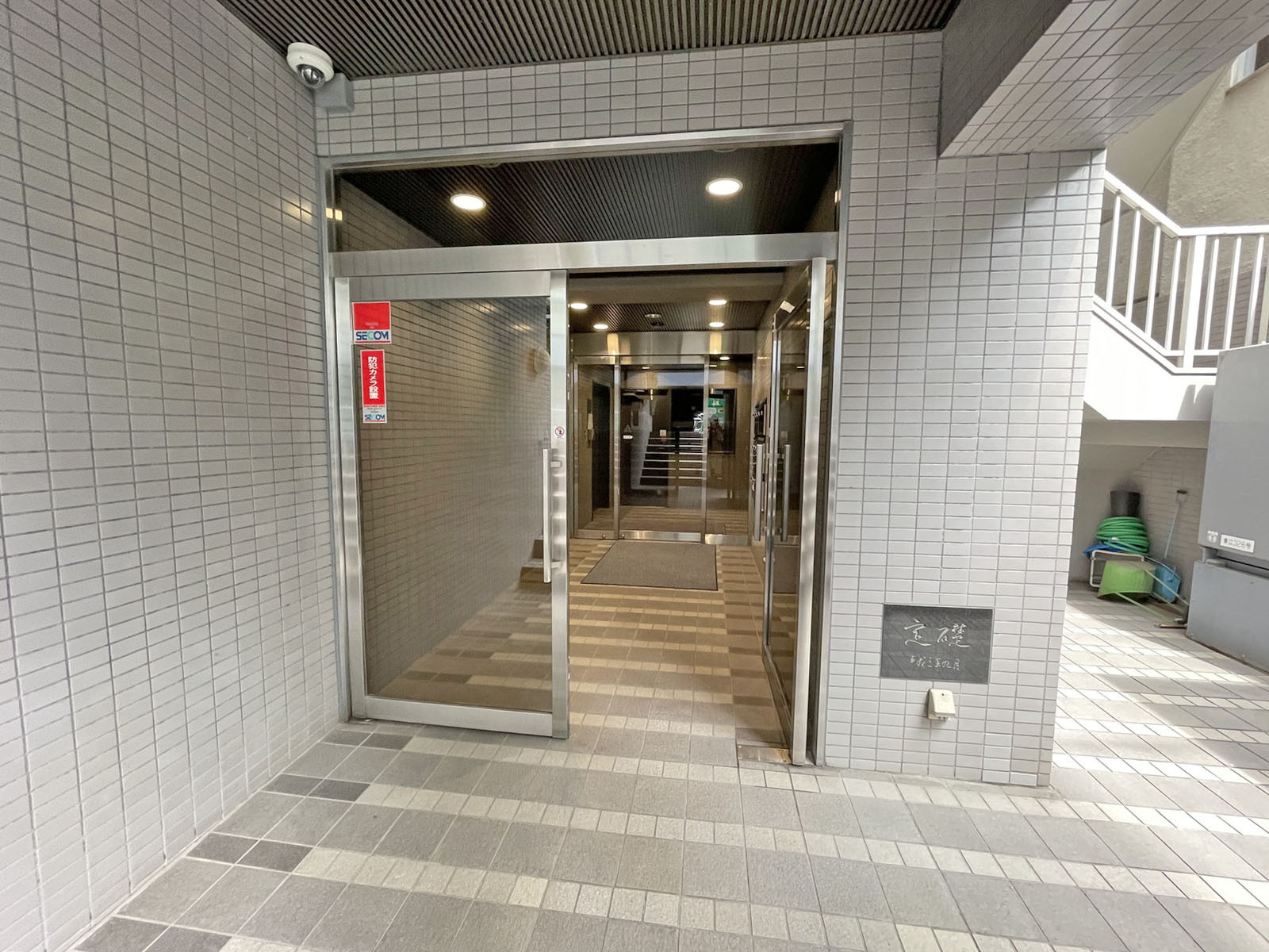 オフィスビル出入口