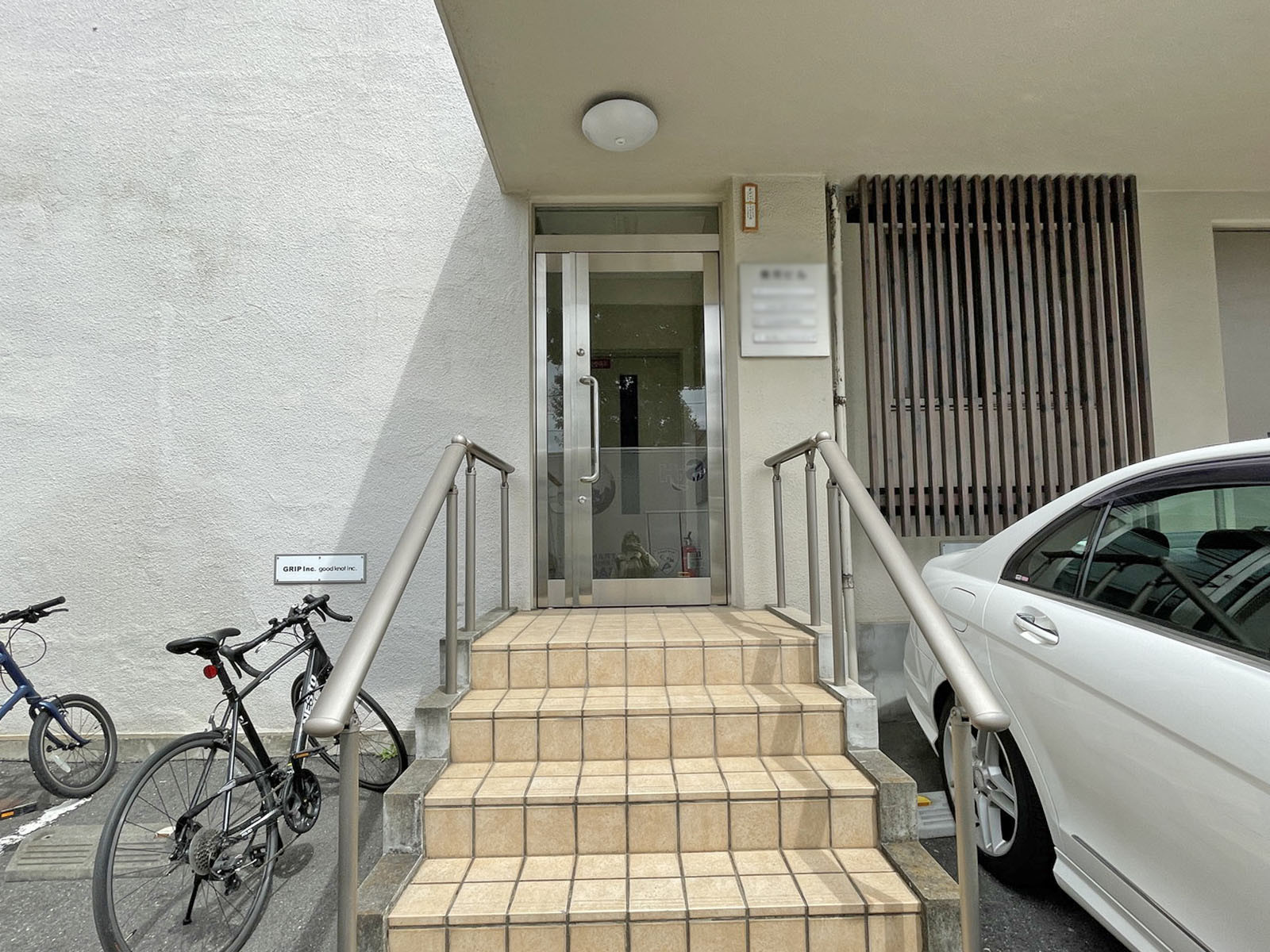 オフィスビル出入口