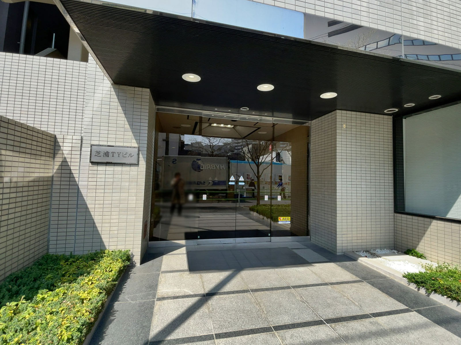 オフィスビル出入口