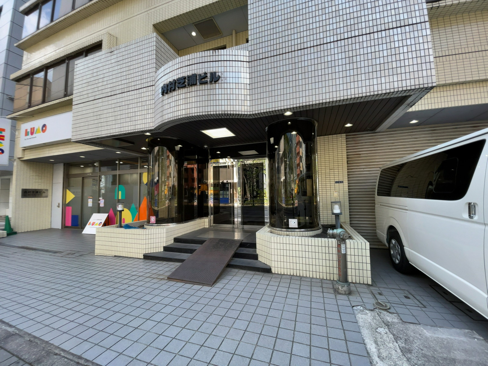 オフィスビル出入口