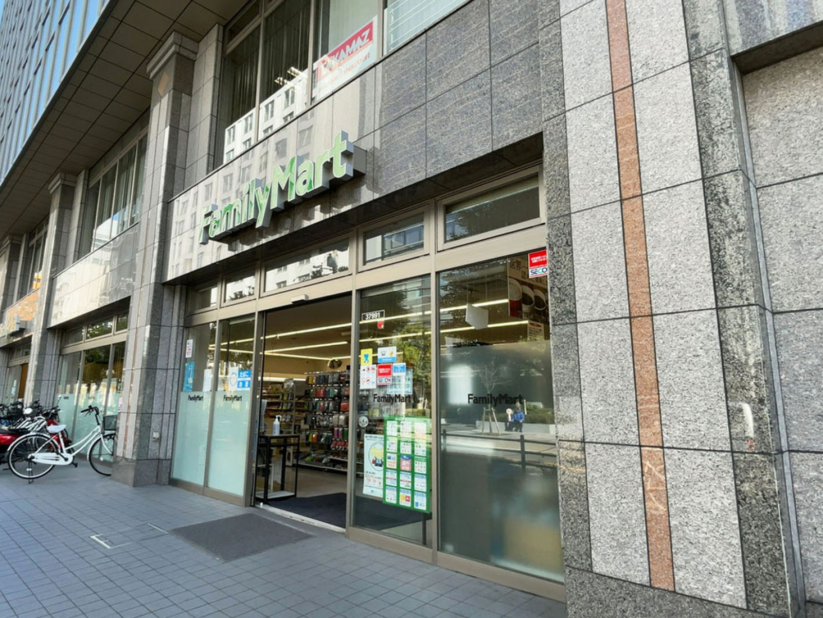 1階のファミリーマート 西宮原一丁目店