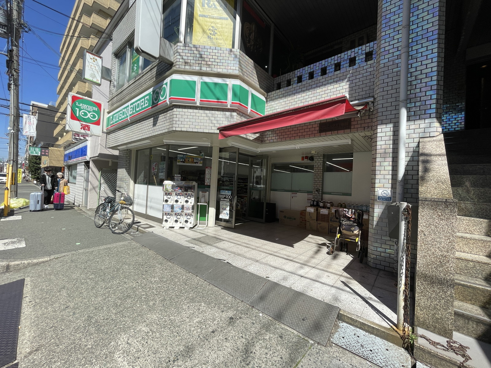 1階のローソンストア100 東淀川駅前店