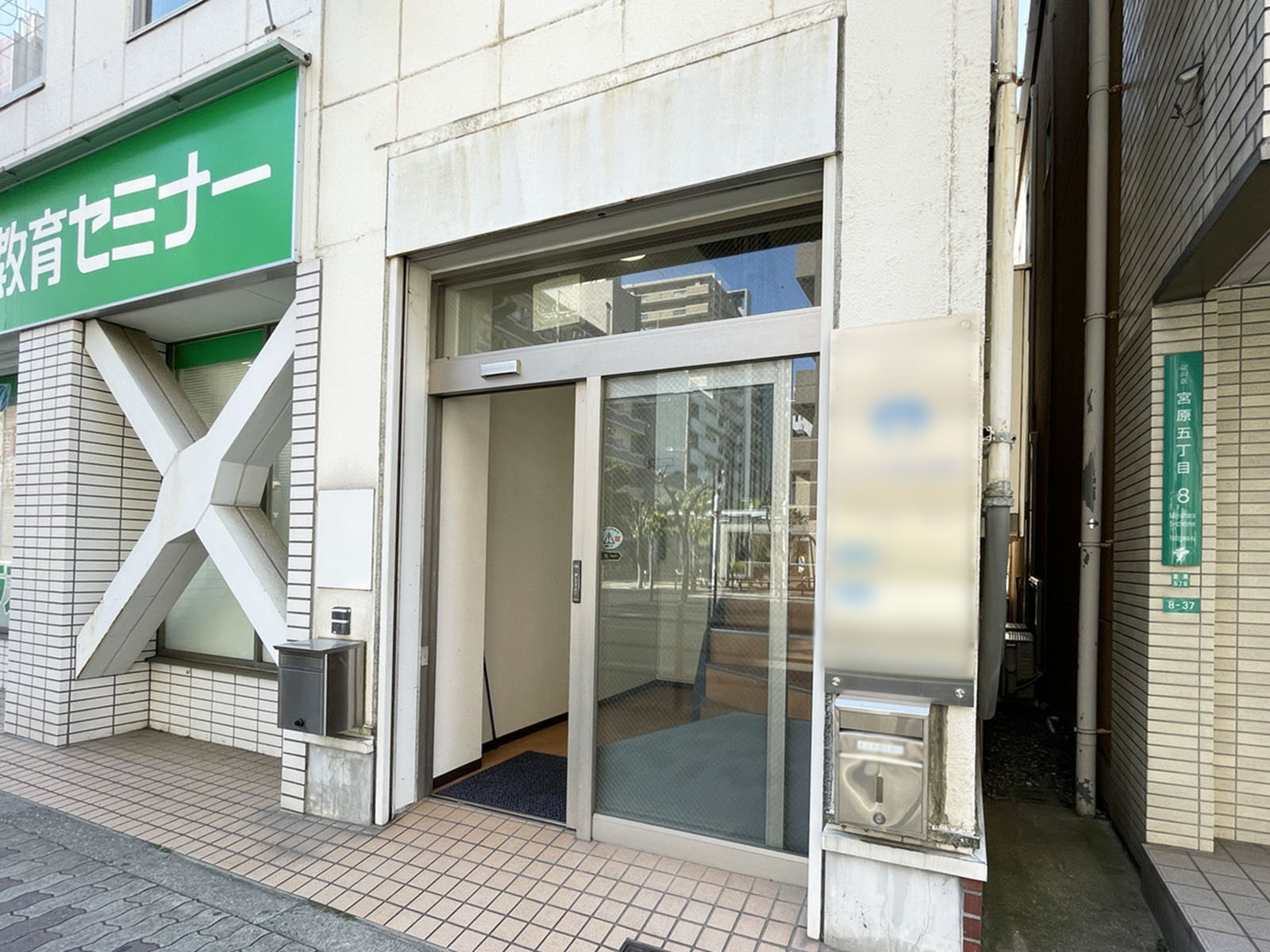 オフィスビル出入口