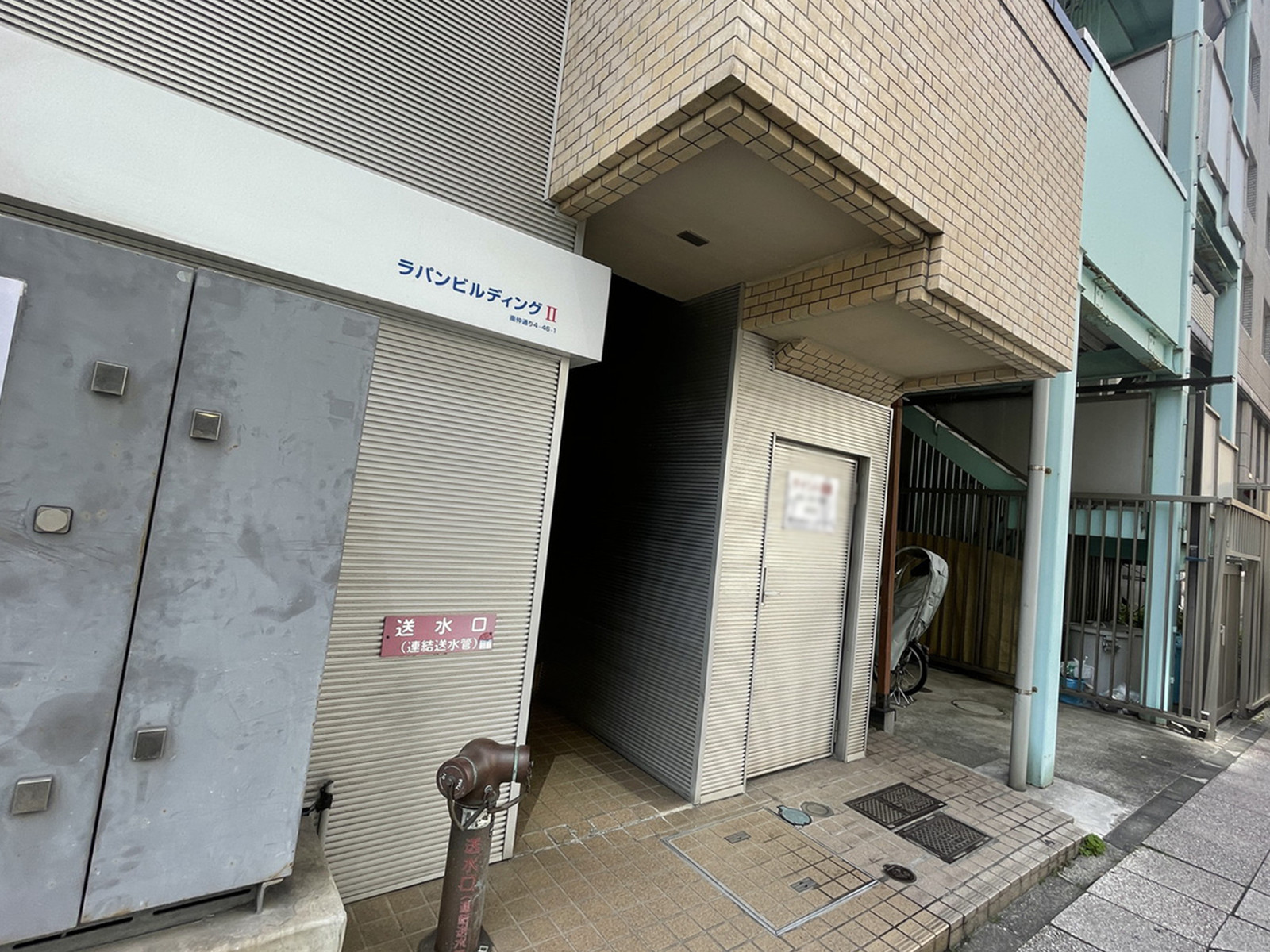 オフィスビル出入口