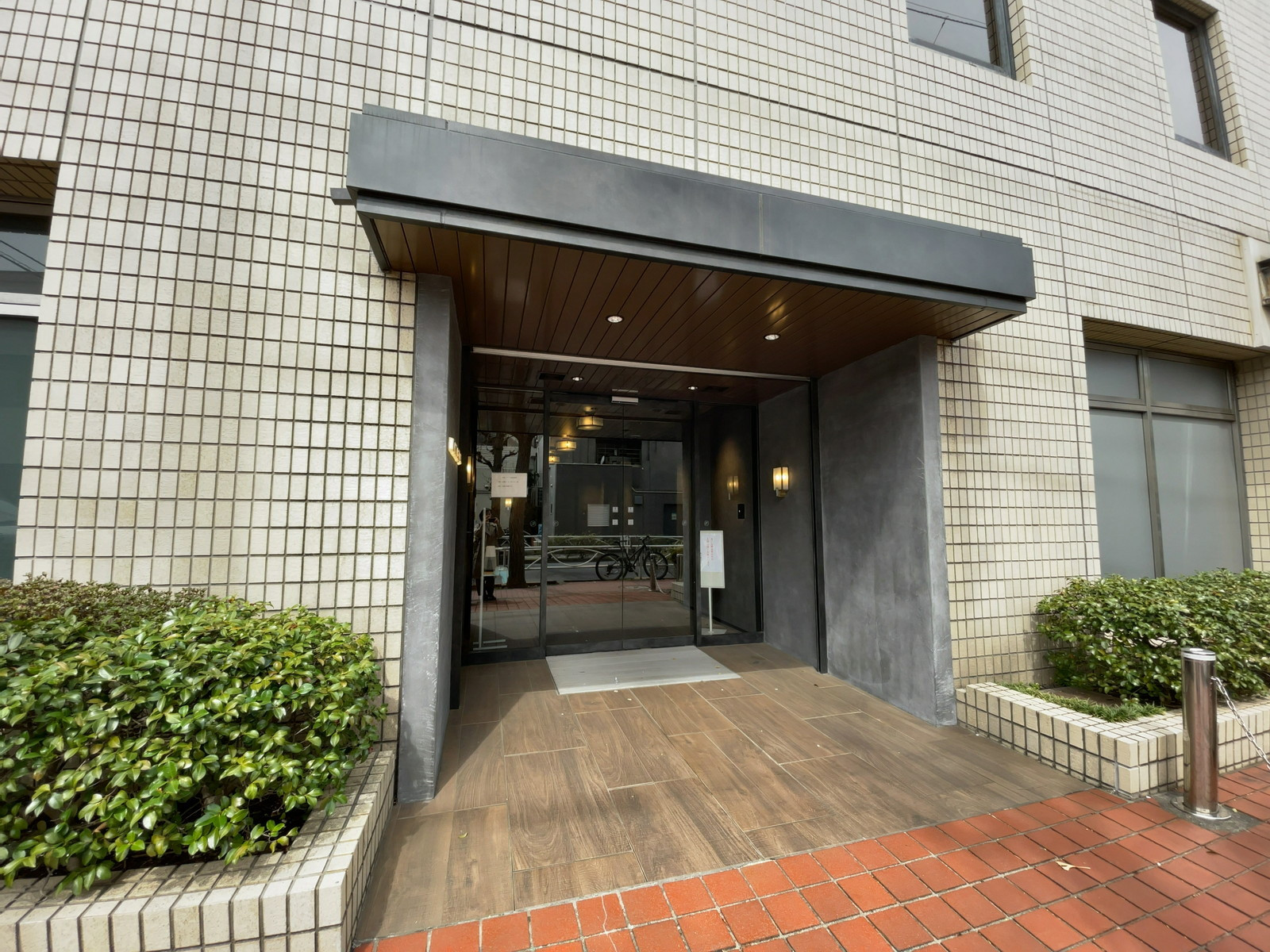 オフィスビル出入口