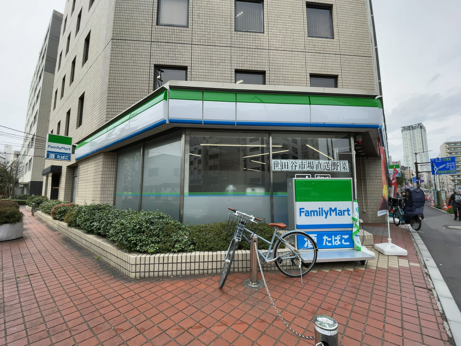 1階のファミリーマート 目黒東山一丁目店
