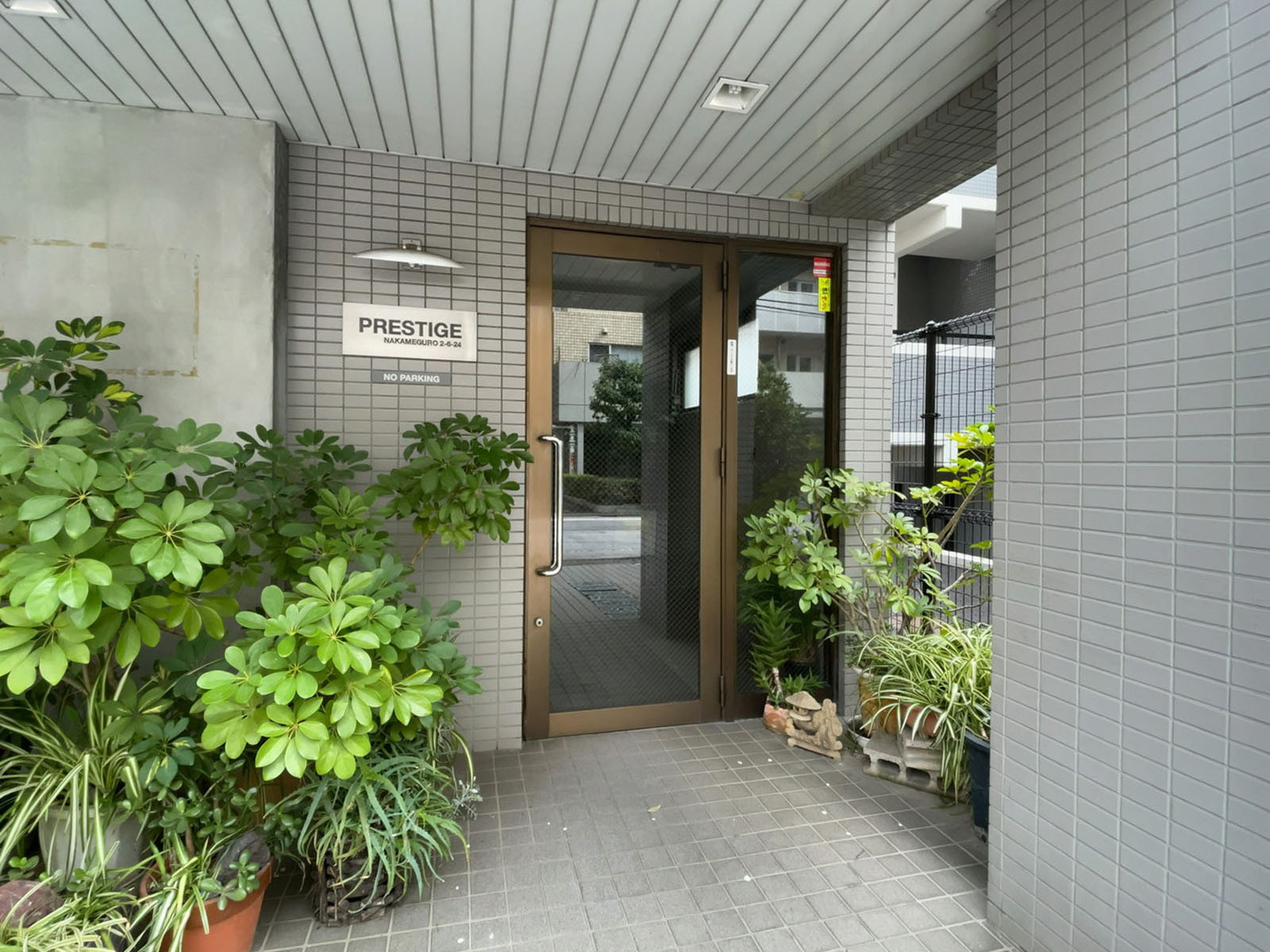 オフィスビル出入口