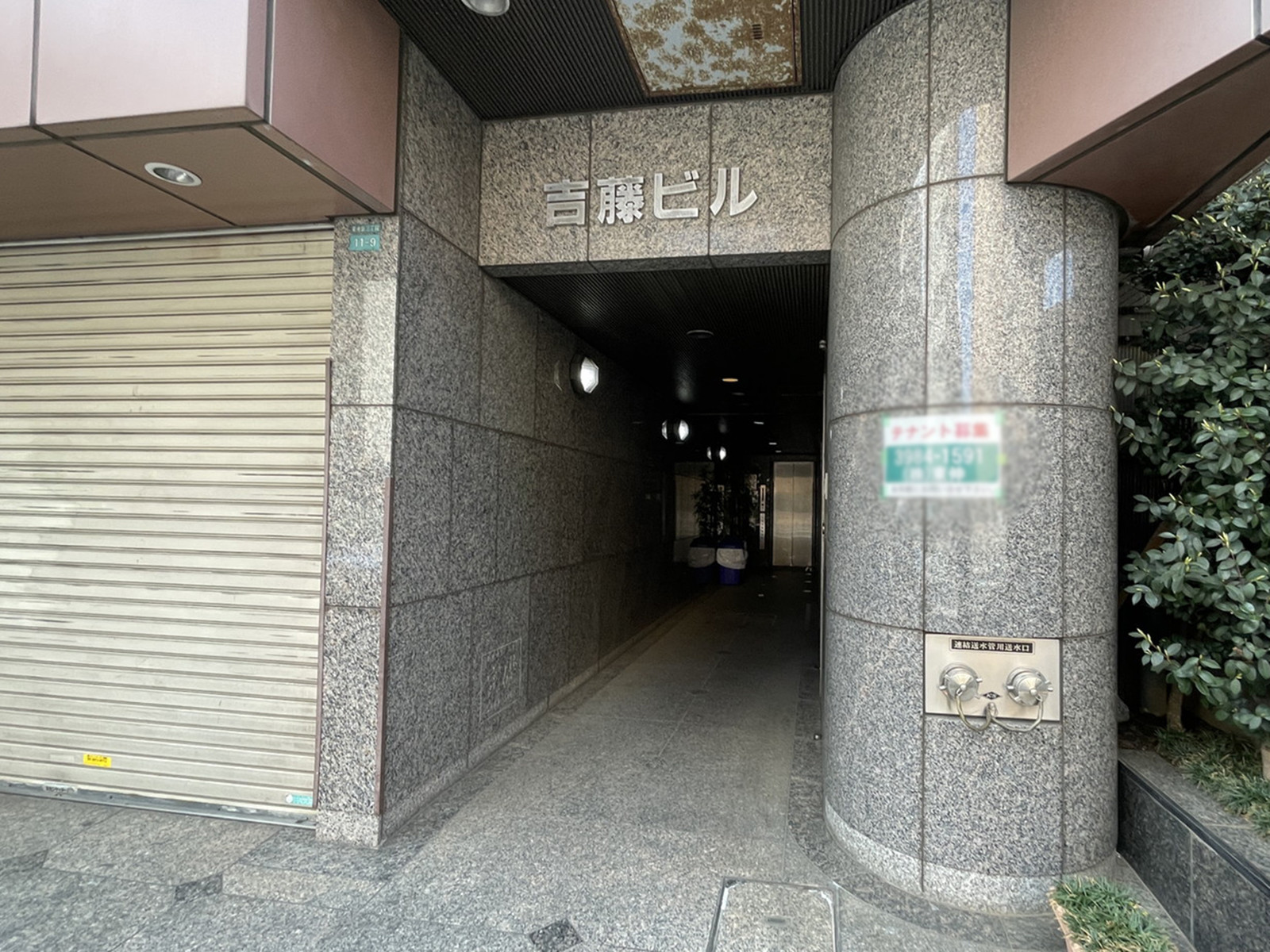 オフィスビル出入口