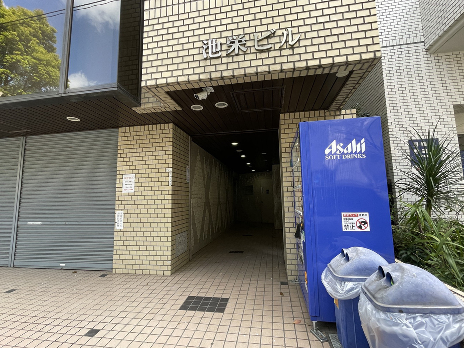 オフィスビル出入口