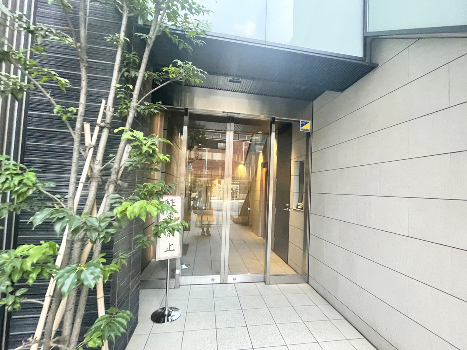 オフィスビル出入口
