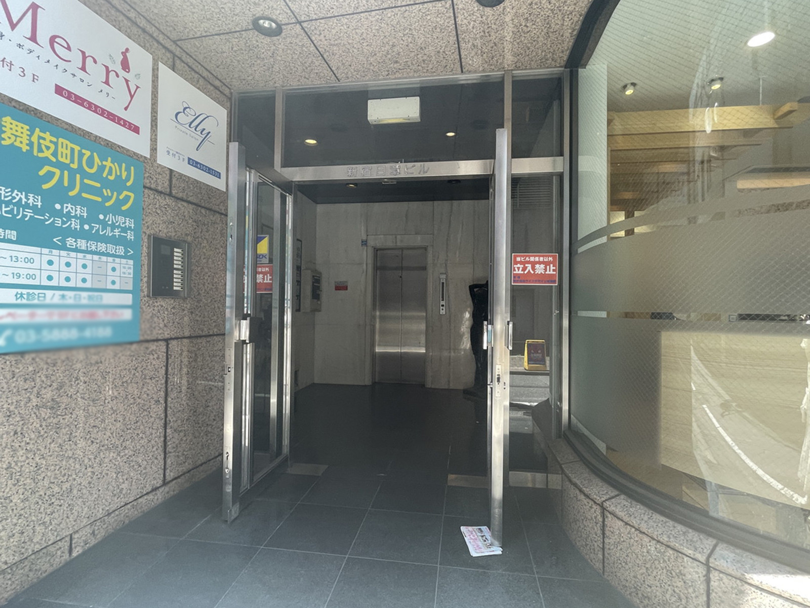 オフィスビル出入口