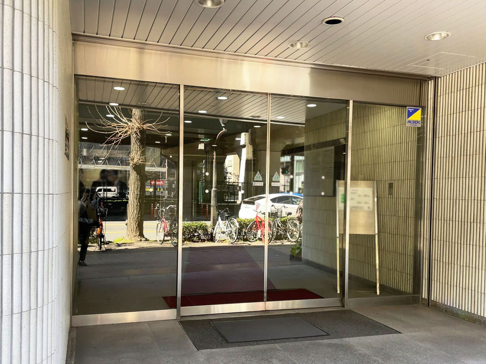 オフィスビル出入口