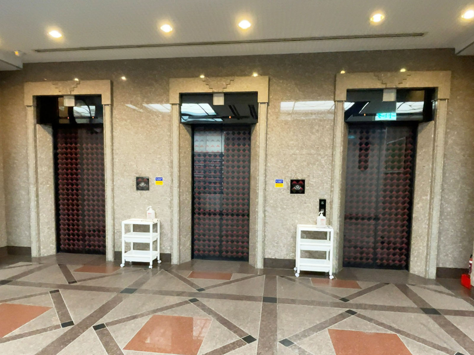 エレベーター(3基)