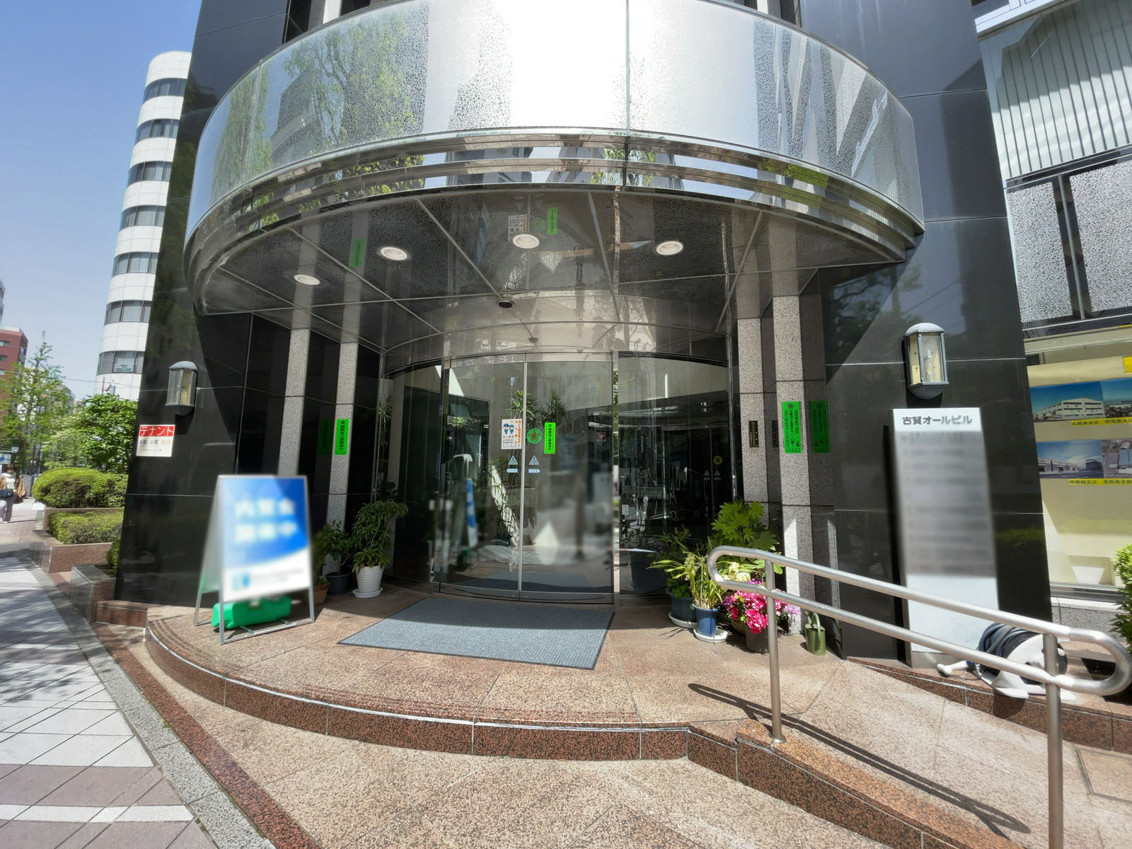 オフィスビル出入口