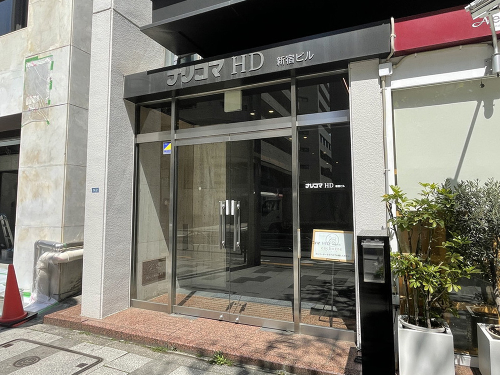 オフィスビル出入口