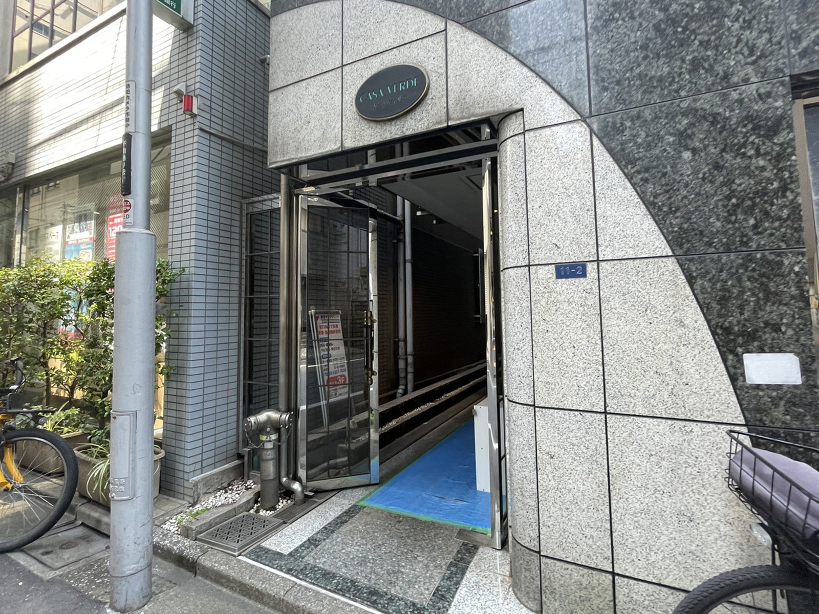 オフィスビル出入口