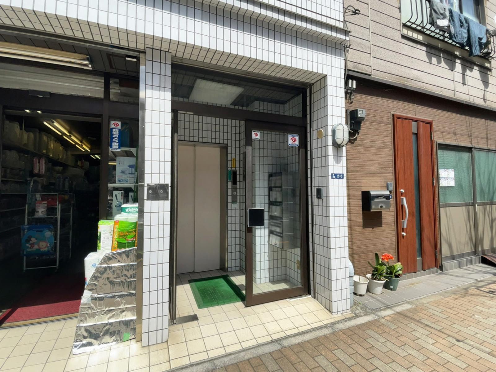 オフィスビル出入口