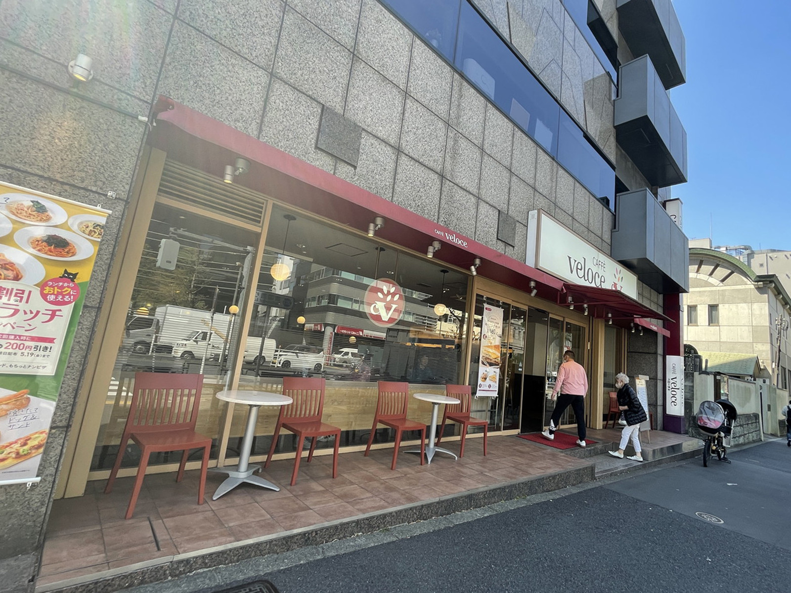 1階のカフェ・ベローチェ 新宿1丁目北店