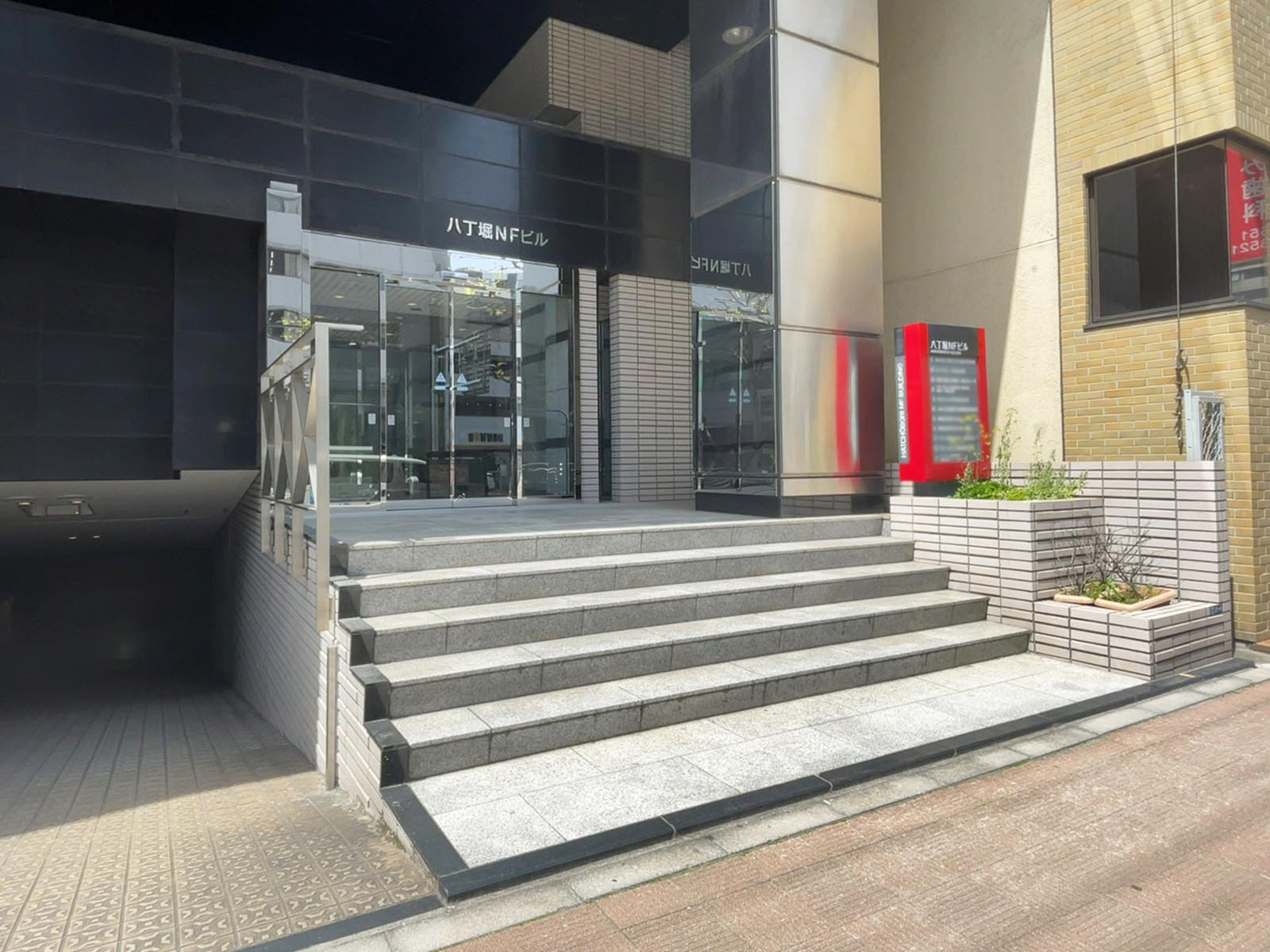 オフィスビル出入口