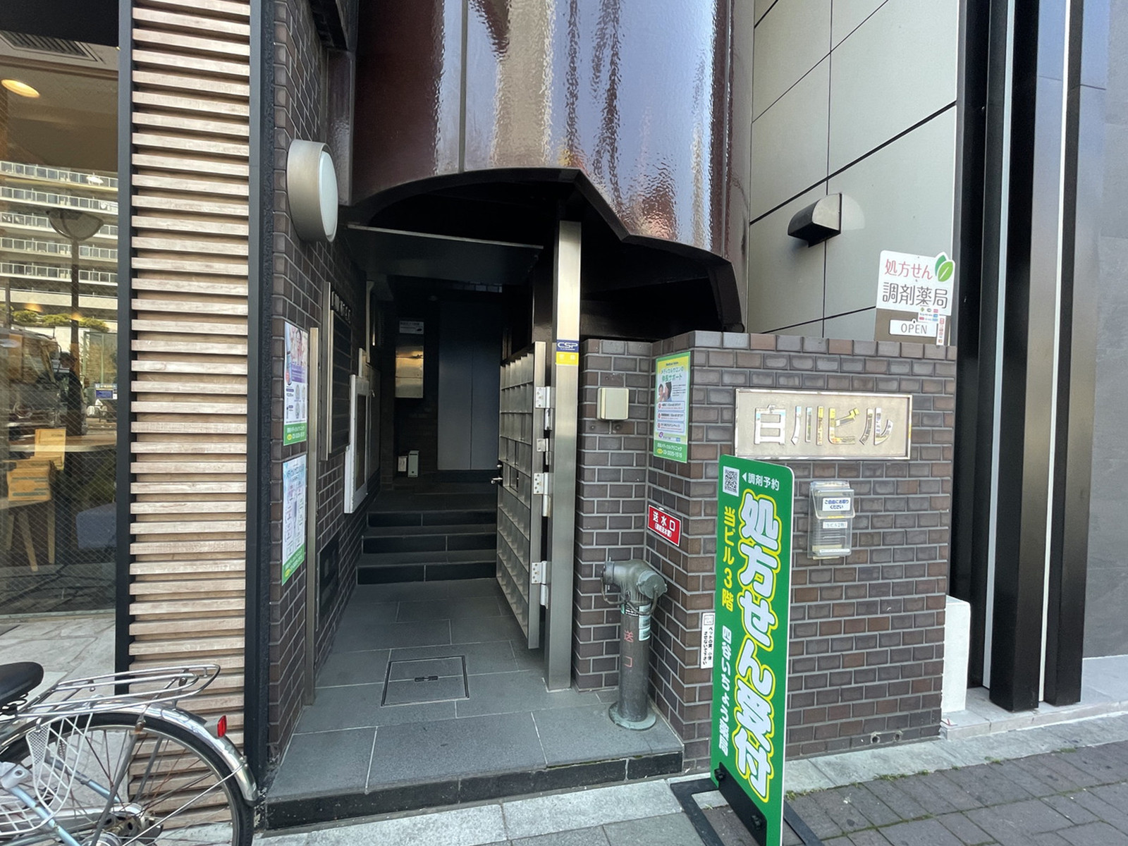 オフィスビル出入口