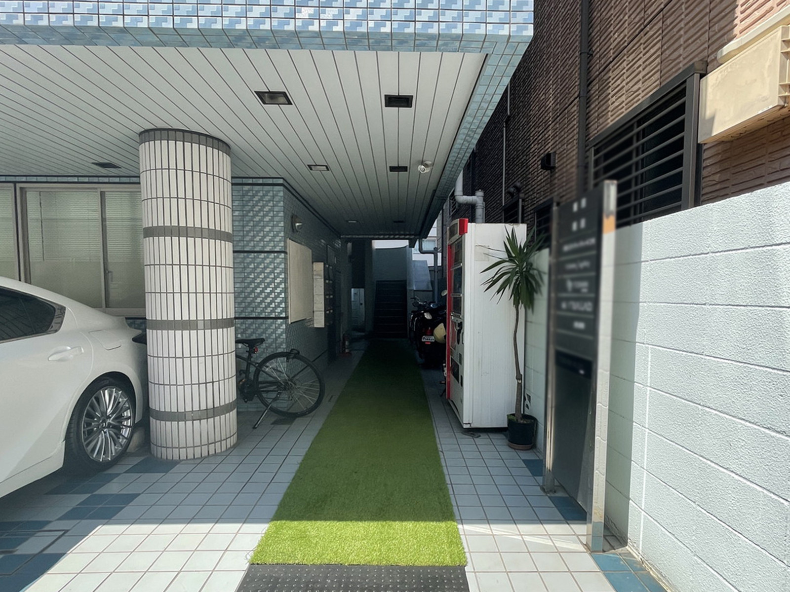 オフィスビル出入口