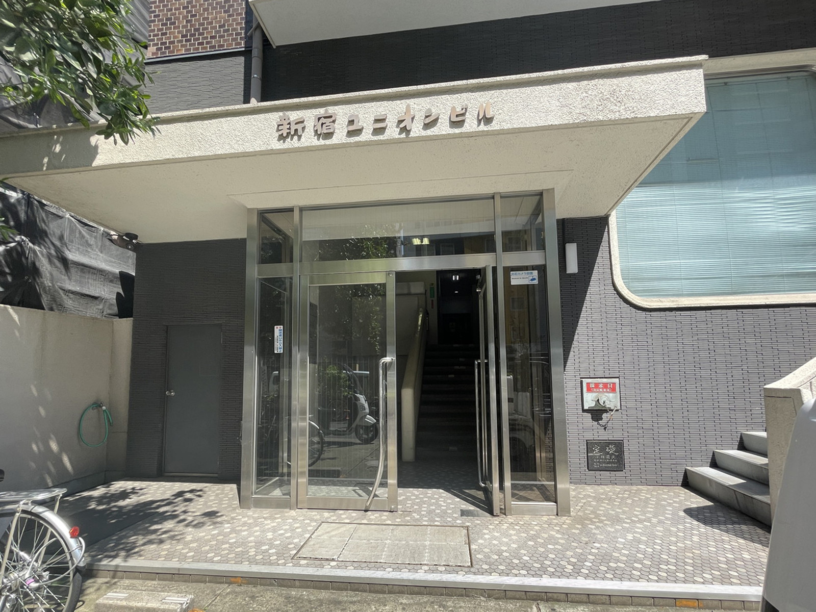 オフィスビル出入口