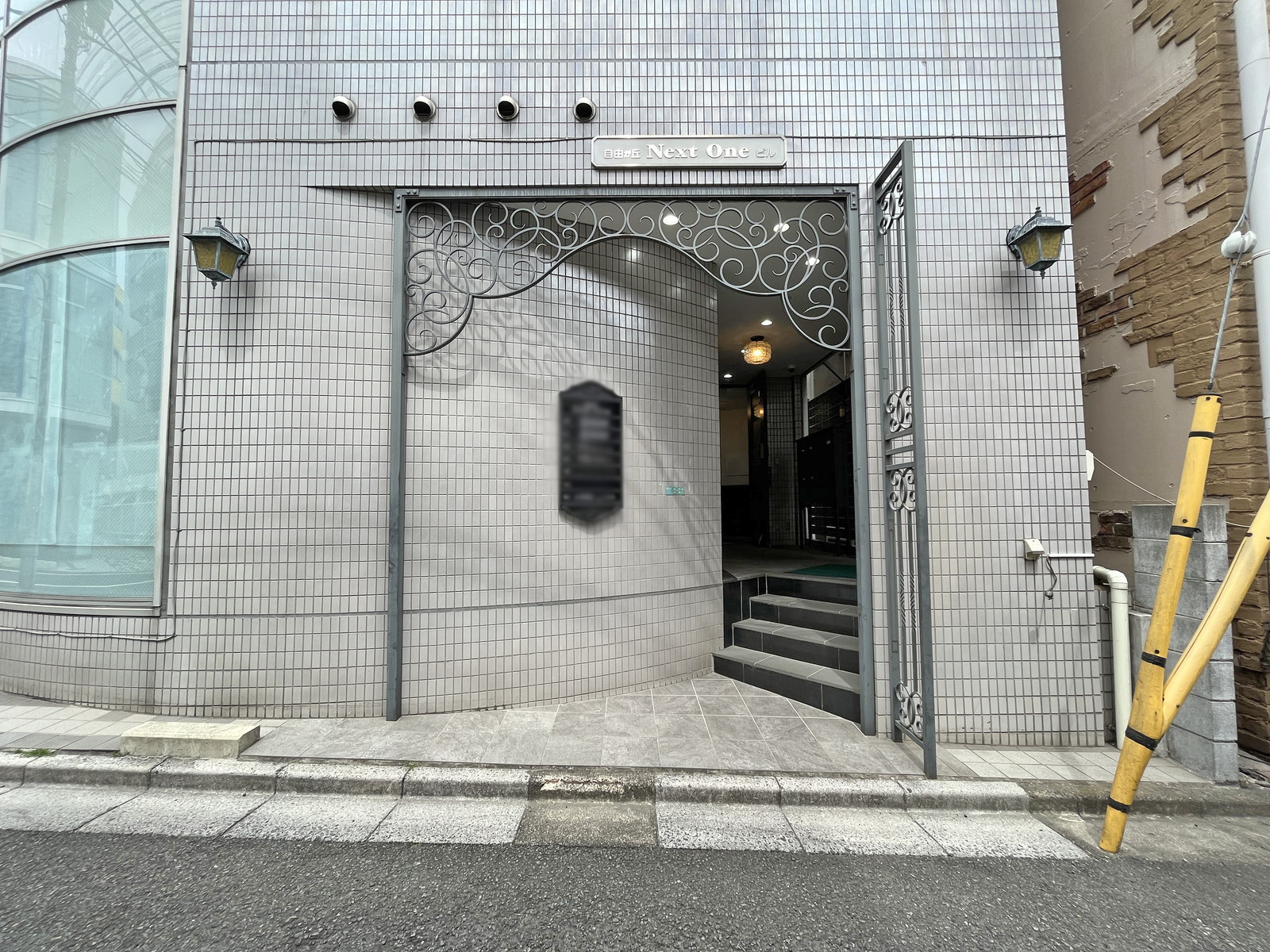 オフィスビル出入り口