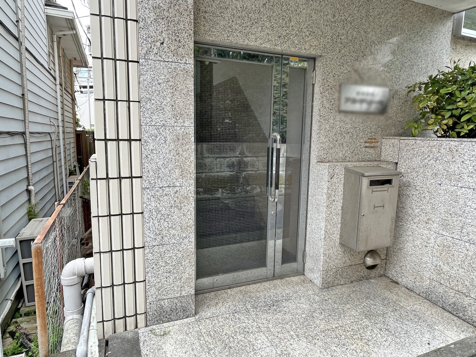 オフィスビル出入り口