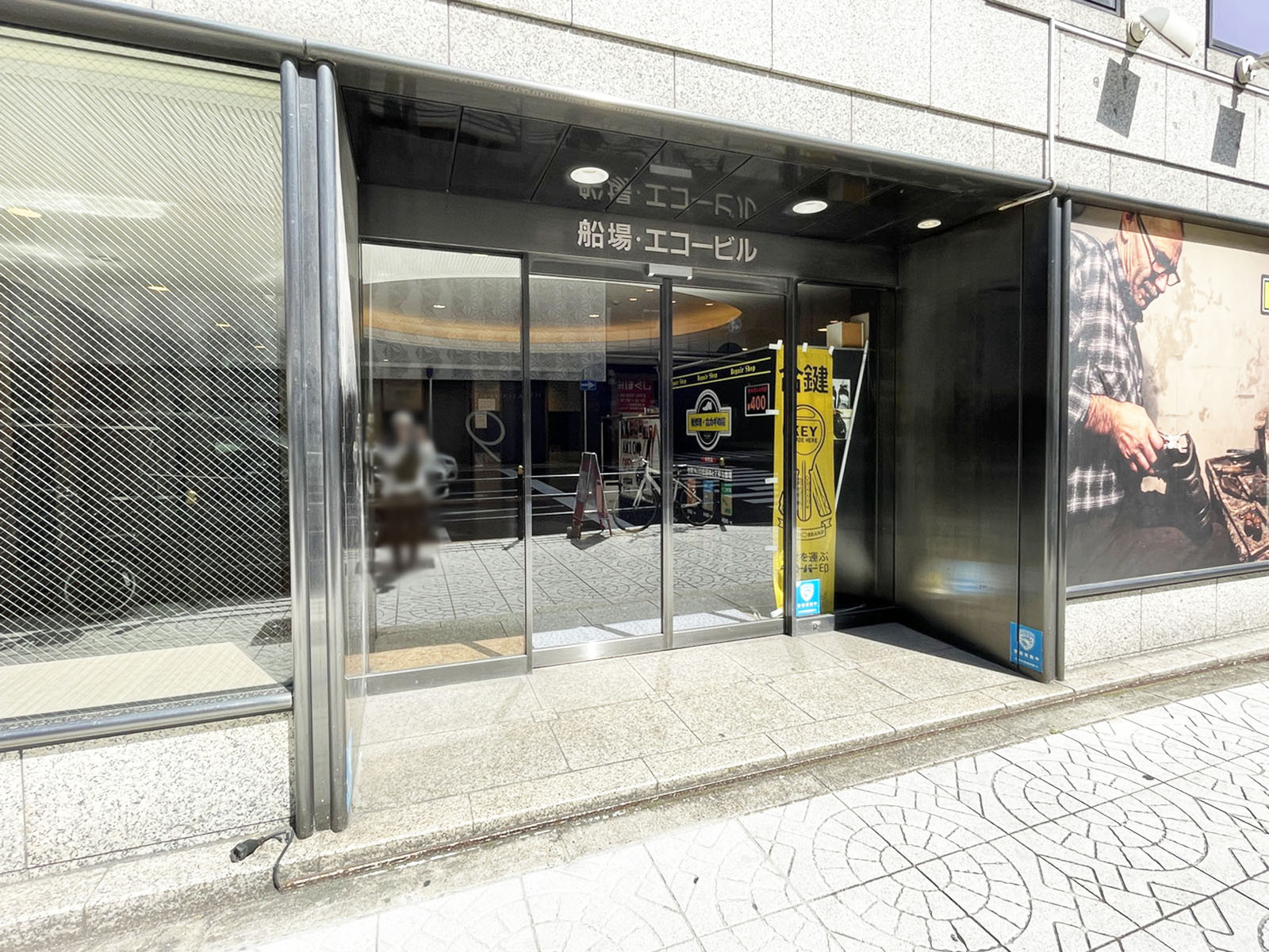 オフィスビル出入口