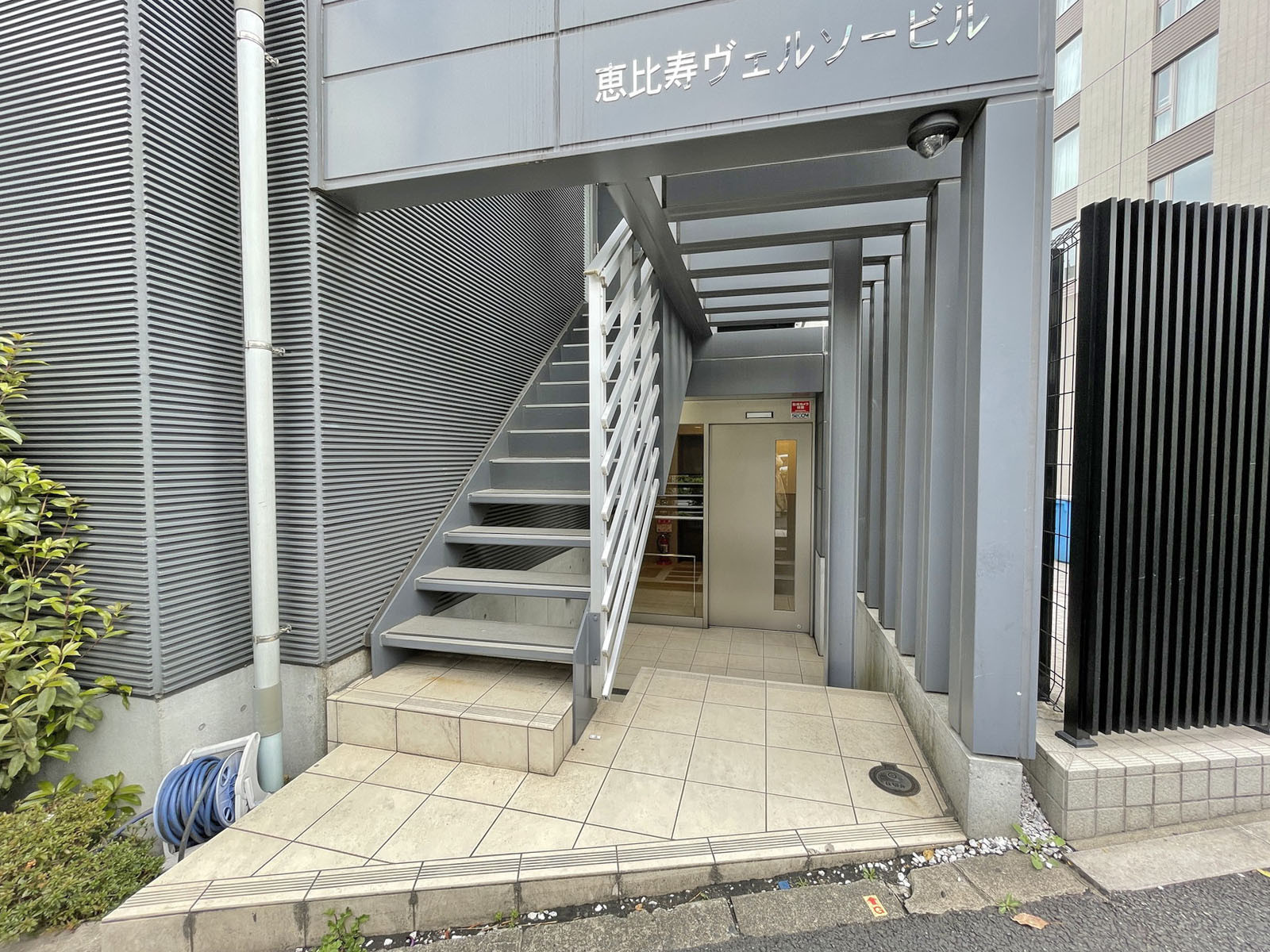 オフィスビル出入口