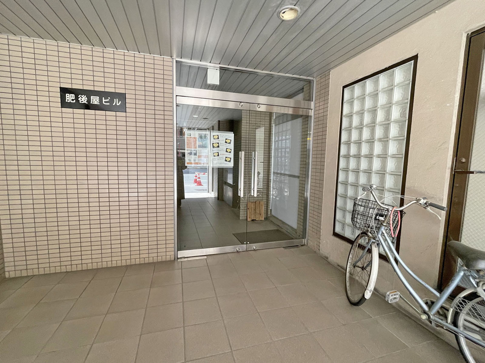 オフィスビル出入口